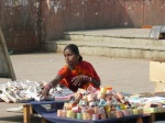 mujer vendiendo pulseras