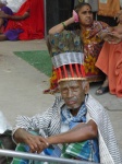 hombre con plumas de pavo
Rishikesh