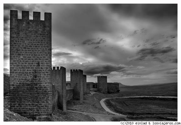 El Cerco de Artajona
El cerco de Artajona se encuentra sobre un cerro que domina en altura la población del mismo nombre, en la provincia de Navarra.
