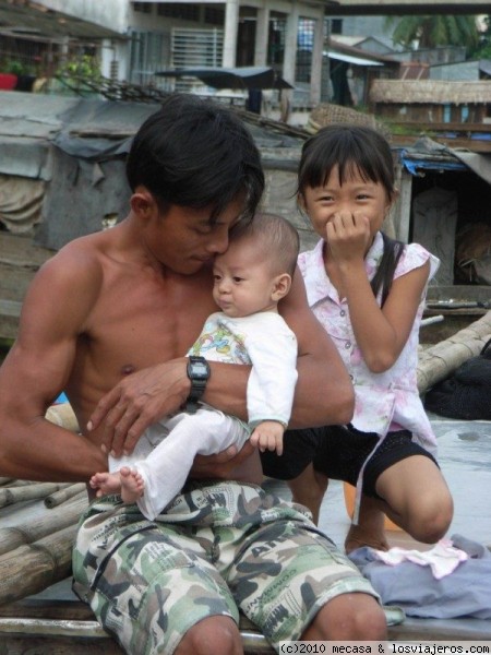 Familia
Padre y niños.
