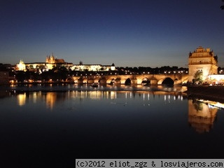 atardece en Praga
vista del puente Carlos con el palacio al fondo
