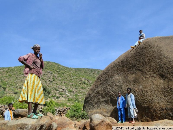 La leona de Godebra. Axum
talla sobre una enorme piedra en lo alto de una montaña. En la foto mi guía local junto a toda la pandi que se fueron uniendo durante la caminata
