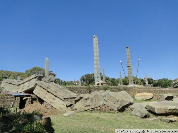 Campo principal de estelas de Axum
En la imagen se puede ver derrumbado el monolito mas grande y pesado construido por la humanidad. No se sabe si se rompió una vez puesto o mientras lo eregían. Un misterio mas de Etiopía.
