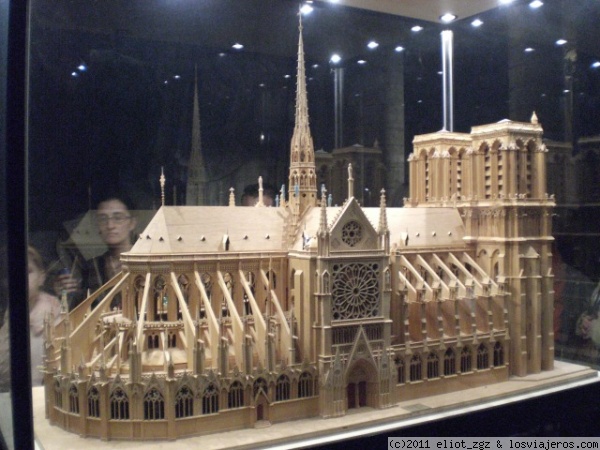 maqueta de la catedral de Notre dame
vista lateral
