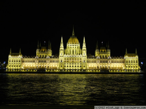 Parlamento Húngaro
vista nocturna. Su estilo neogótico impresiona y más aún con la excelente iluminación que tienen los edificios en Budapest
