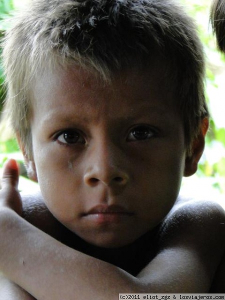 retrato de niño de la selva
primer plano de uno de los niños del poblado tradicional que visitamos
