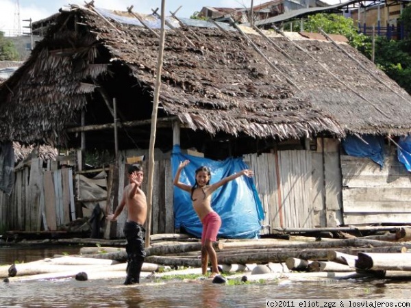 piscina permanente
jovenes habitantes del barrio flotante de Belén, Iquitos
