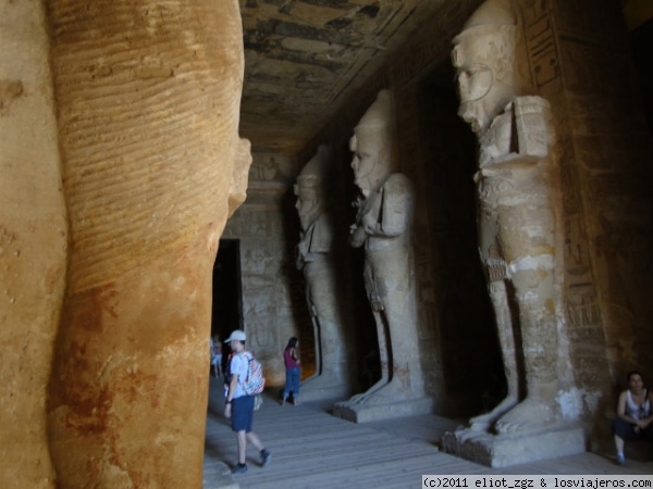 primera sala Templo de Ramses, Abu Simbel
8 enormes figuras de Ramses te miran mientras avanzas al santuario. Me parecio estar viviendo una situación similar de la pelicula la historia interminable..
