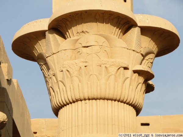 capitel del templo de Philae
con forma de flor de loto, caracteristica de la época Ptolemaica
