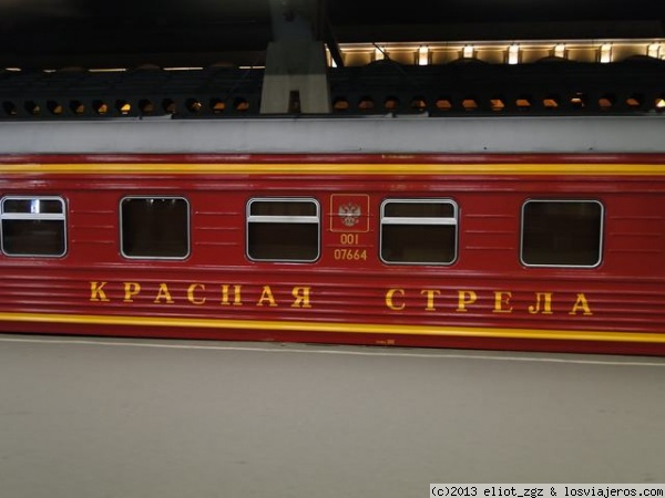 La flecha roja
mítico tren que cubre en unas 8 horas el recorrido entre Moscú y San Petersburgo
