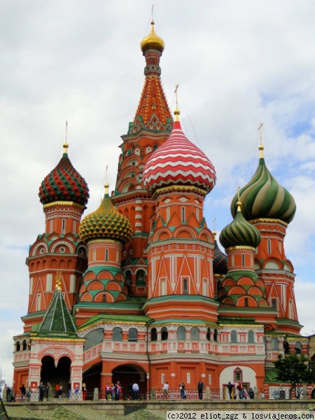 la Catedral de San Basilio
su verdadero nombre es catedral de la intercesión de la virgen en el montículo, situada en la plaza roja de Moscú
