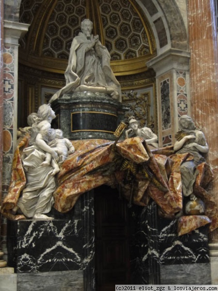 Monumento funerario del Papa Alejandro VII
Una de mis motivaciones para volver a Roma era poder volver a contemplar esta obra de arte. El mármol que parece una tela envuele las figuras y esconde la cara de la Muerte, en forma de esqueleto enseñando a Alejandro un reloj de arena. Moraleja: nadie escapa al tiempo, nadie escapa a la muerte
