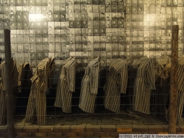 pabellón del Holocausto en Cracovia
Una de las imagenes que mas sensaciones me causó. De repente bajando unas escaletas estrechas te encuentras al final de una cola fantasma...pelos de punta
