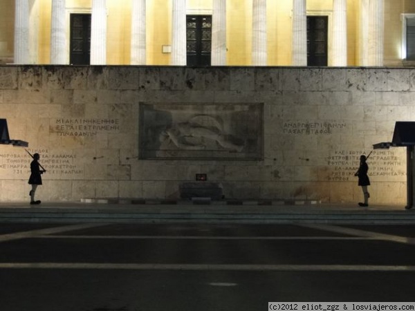 Monumento al soldado desconocido
en el parlamento griego de Atenas, custodiado permanentemente por dos guardias.
