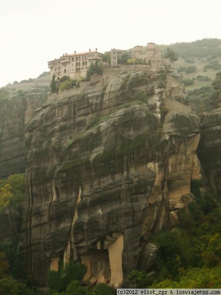 Monasterios de Meteora
en uno de los momentos que la niebla nos dio una tregua pudimos hacer alguna foto a los monasterios en los que se ve sus impresionantes emplazamientos
