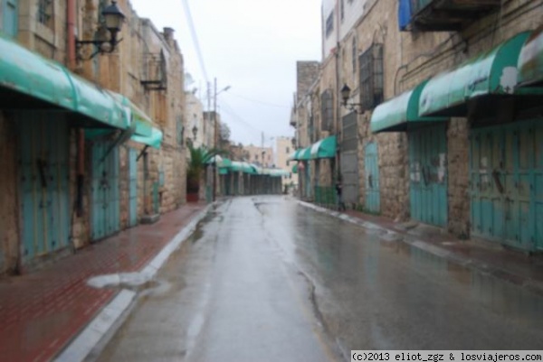 Hebrón, la ciudad fantasma
En el centro de hebrón, cerca de la tumba de los patriarcas, hay un asentamiento ilegal de judíos. Los alrededores estan vigilados po el ejército israelí que 