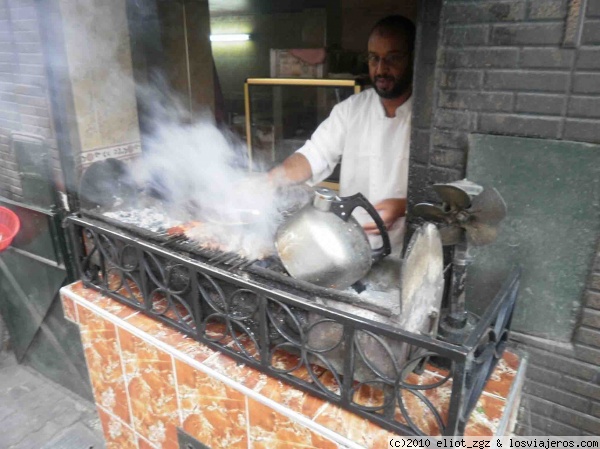 cocinando un tajin de pollo, Marrakech
de repente aparecio una camara que le fotografio
