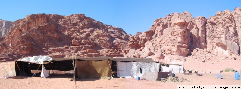 Viajar a  Jordania: Seguro Viaje Familia - haima de una familia en el desierto de Wadi Rum (Seguro Viaje Familia)