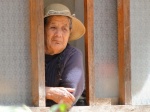 mujer mirando por la ventana