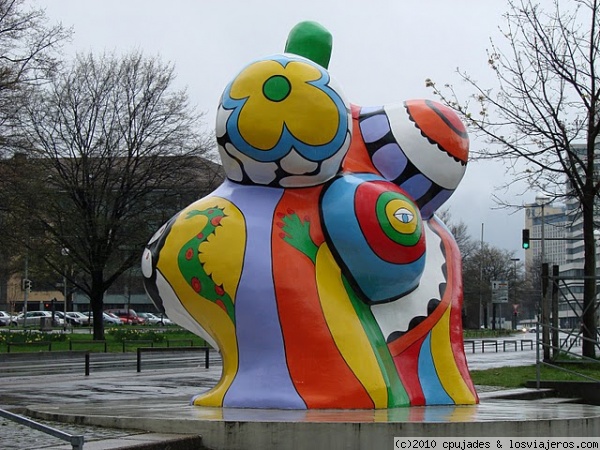 Nana (Hannover)
Nana (1 de 3) creaas por Niki de Saint Phalle en la ribera del Leine.
