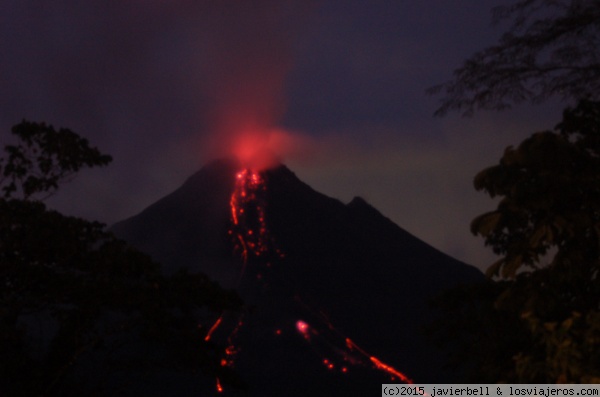 Volcan El Arenal
El Arenal es un volcán activo que tuve la suerte de poder ver sin nubes en los días que estuvimos en Costa Rica. El oír esos ruidos y ver ese espectáculo natural te hace sentir que somos nada delante de algo así.
