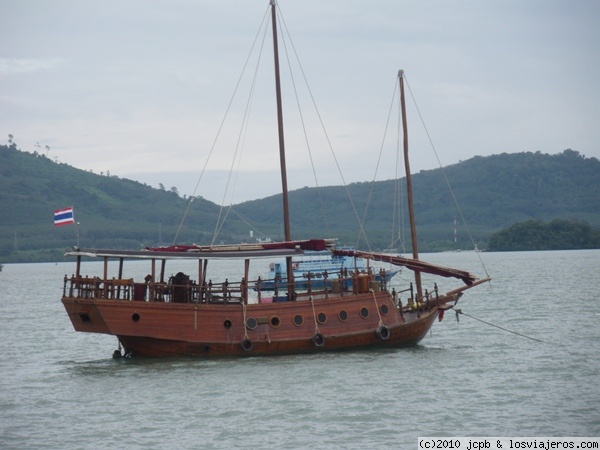 Barco Phuket
Este en un tipo de barco para uso turístico en Phuket, a nosostros no nos ha tocado probarlo.
