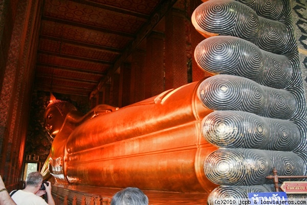 Buda reclinado
Esta imagen de Buda está realizada en yeso y recubierta en pan de oro, lo sorprendente es el tamañó, tiene 45 metros de largo y 16 metros de altura, y no es el más grande de Tailandia.
