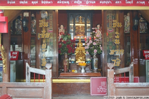 Buda y monje
Estas imágenes se encuentran en el Phra Bodhisattva Kuan-Im, un templo sobre un estanque, muy próximo al Lebua State Tower y el Hotel Shangri La
