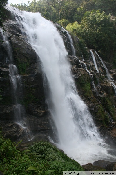 Catarata de Machiratan
En el Parque Natural de Doi Inthanon, existen varias cataratas muy vistosas, esta es la catarata de Madhiratan
