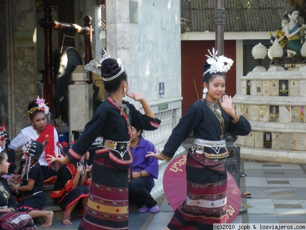 Bailarinas Hmong
En el templo de Doi Suthep se pueden ver espectáculos callejeros, en este caso es un grupo de jovenes bailarinas con los trajes típicos de la tribu Hmong
