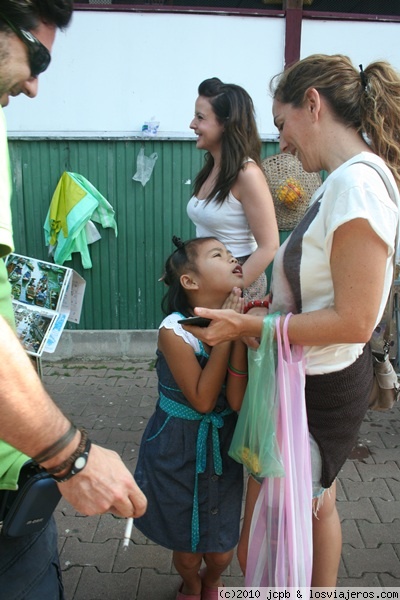 Vendedora en plena negociación
Muy joven y preciosa esta niña vendedora durante un regateo, un espectáculo precioso verla regatear.
