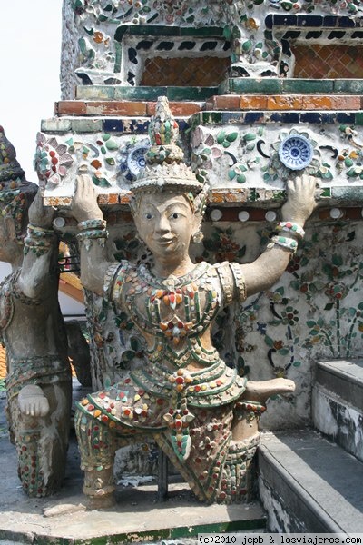 Detalle del Wat Arun
En la pagoda central del Wat Arun se pueden observar las figuras revestidas de porcelana china, esta porcelana la traian los chinos para comerciar en Tailandia, pero mucha de ella llegaba rota y se ha utilizado para decorar esta pagoda
