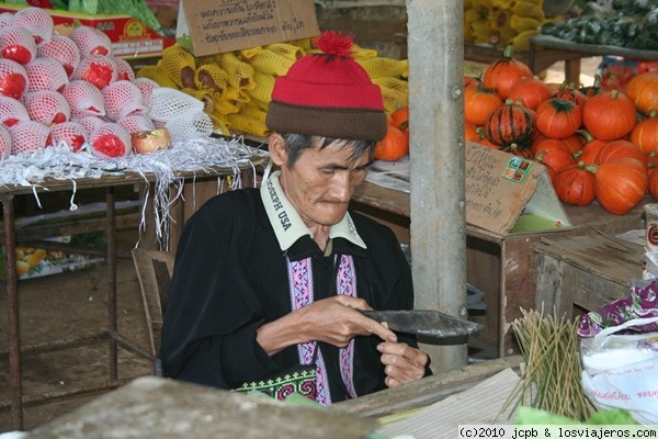 Manualidades
No hemos logrado adivinar lo que está haciendo esta tailandesa, cortaba unos trozos de bambú en hebras muy finas, seguramente se trataría de algún tipo de manualidad
