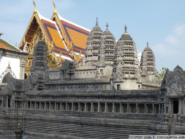 Maqueta de Angkor
Esta maqueta se encuentra en el Wat Phra Kaew, según nos cuentan Angkor ha pertenecido a tailandia, pero en las guerras con Laos la han perdido. Con esta maqueta en piedra quieren recordar que antiguamente les ha pertenecido
