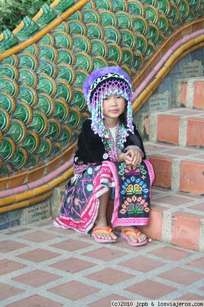 Niña con traje Hmong
Durante la subida a Doi Suthep se pueden ver niños con los trajes típicos de la tribu Hmong, según nuestra guía, nos piden que nos les demos dinero a estos niños porque luego no quieren volver a la escuela.
