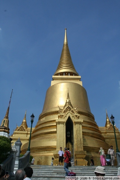 Phra Si Rattana Chedi
Este es el Phra Si Rattana Chedi, dentro del Wat Phra Kaew, según bajo el cual se encuentran cenizas de Buda
