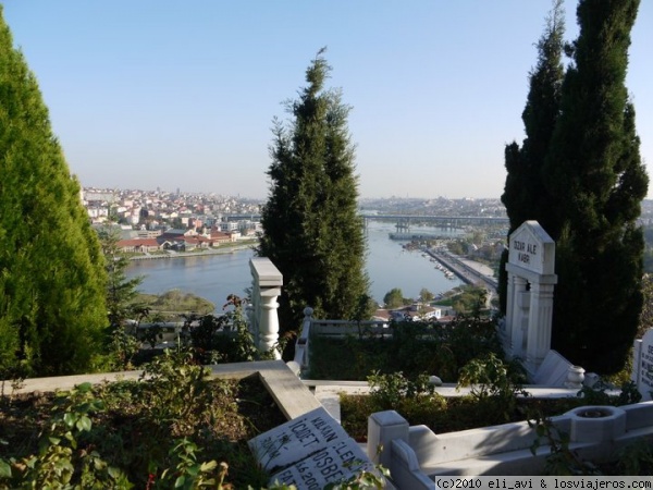 Vistas de Estambul desde el cementerio de Eyup
Después de visitar el café Pierre Lotti es muy interesante caminar entre las tumbas del cementerio de Eyup, que nos ofrece una magnífica vista panorámica de la ciudad.
