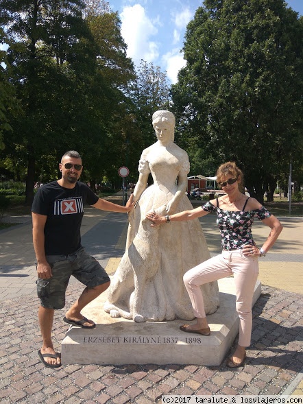 Keszthely, Parque Rose Arbor, estatua de la Emperatriz Sissi
la Emperatriz Sissi (Erzsébet), la esposa del rey (Király-= del rey, -né= esposa), o Isabel de Baviera mujer de Francisco José I, Emperador del Imperio Austro-Húngaro y Rey de Hungría, fue un personaje muy querido en este país. Su imagen es 