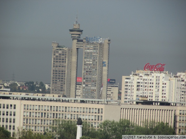 Skyline de Belgrado, Torre Genex, Belgrado
La Torre Genex, de estilo brutalista, es la puerta oeste de la ciudad y fue construída en 1977, con 115 mts. de altura y 35 pisos. A su lado, el letrero de Coca-Cola. Socialismo y capitalismo unidos.

