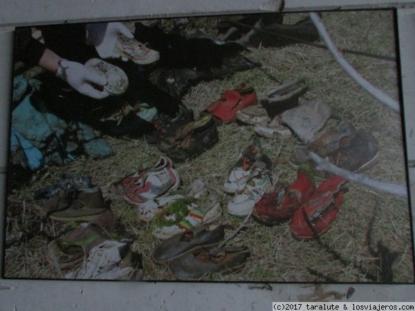 Potocari, Bosnia i Herzegovina. Pabellón de los cascos azules holandeses. Pertenencias de las víctimas
Zapatos de adultos y niños encontrados en las fosas comunes de Potocari
