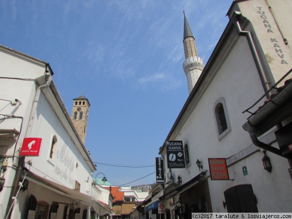 Torre del Reloj y minarete de la mezquita de Gazi Husrev-Beg, Bascarsija, Sarajevo, Bosnia-Herzegovina
Detalle de la dos torres más emblemáticas de Sarajevo
