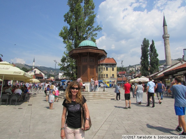 Fuente Sebilj, Bascarsija, Sarajevo, Bosnia-Herzegovina
Fuente otomana de madera y piedra de mediados del s. XVIII. Las palomas a su alrededor son características.
Dicen que el que bebe y se moja con su agua, vuelve a Sarajevo. Yo lo hice.
