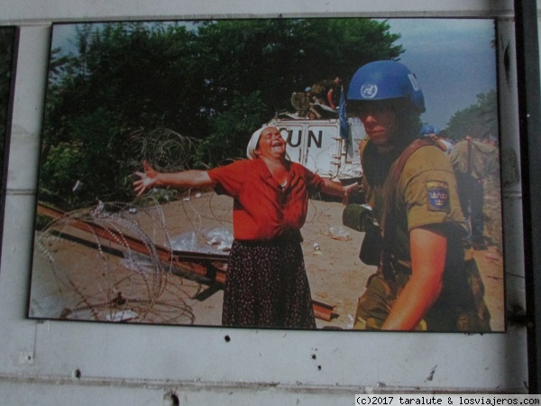Potocari, Bosnia i Herzegovina. Pabellón de los cascos azules holandeses
¿Por qué? ¿Dónde estabas Europa? El llanto desesperado y la vergüenza. La foto lo expresa todo.
