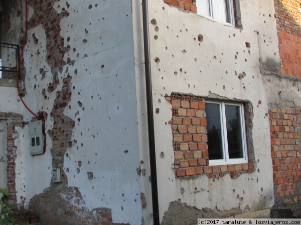 Potocari, Bosnia i Herzegovina
Detalle de una casa a la entrada del pueblo, 22 años después de acabada la Guerra de Bosnia
