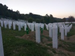 Tumbas y túmulo de un recién identificado y enterrado, aún sin lápida
Potocari, Srebrenica, Bosnia i Herzegovina