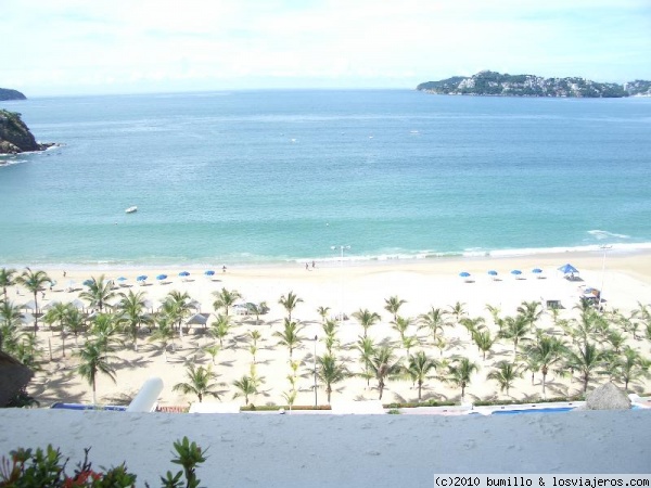 Vistas al Mar en Acapulco, Mexico
Aqui tenemos otra vista de la playa de Acapulco en este caso tomada desde los ascensores del Hotel Emporio, desde un Octavo Piso
