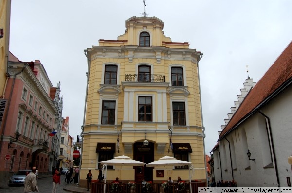 Kalev. Tallin
Prestigiosa confiteria fundada por Lorenz Caviezel en 1806, se encuentra en la calle Pikk de la ciudad vieja de Tallin, famosa por sus figuritas de mazapán hechas y decoradas a mano y sus chocolates
