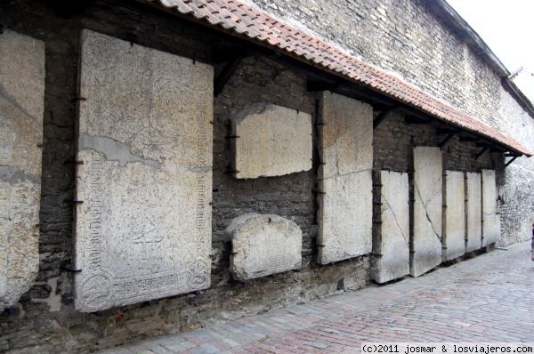 Lápidas en Tallin
En la pared del Pasaje de Santa Catalina se encuentran antiguas lápidas de nobles que anteriormente se encontraban en el suelo de la Iglesia de Santa Catalina de Alejandria
