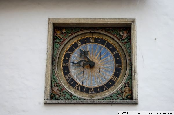 Reloj. Tallin
Es el reloj público más antiguo de Estonia se encuentra en la fachada de la iglesia del Espiritu Santo(s.XIII), construido en madera en el s. XVII
