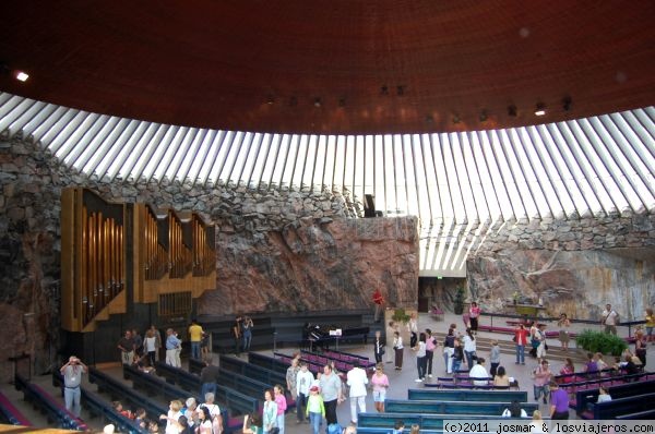 Iglesia Temppeliaukio kirkko. Helsinki
Original, llamativa y extravagante iglesia luterana situada en el centro de Helsinki(distrito Töölö) semi-excavada en una enorme roca de granito donde con frecuencia se organizan conciertos debido a su gran acústica
